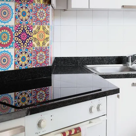Rainbow House Via Dei Carafa * Milaan